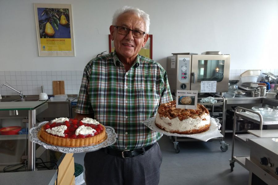 Franz spendiert Kuchen.