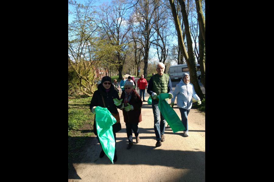 Nettwarker bei der Aktion Saubere Stadt.